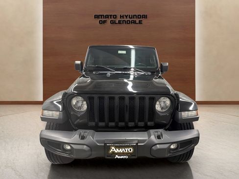 Used 2018 Jeep Wrangler Unlimited Sahara w/ Dual Top Group AWD/4WD image 6