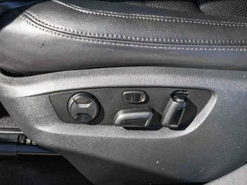 Used 2016 Volkswagen Touareg TDI image 16