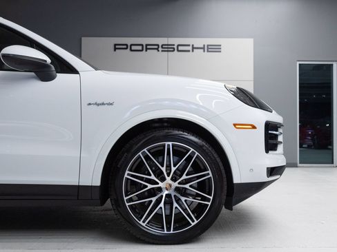 Certified 2025 Porsche Cayenne E-Hybrid Coupe AWD/4WD image 11