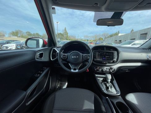 Used 2025 Kia Soul LX w/ LX Technology Package image 32
