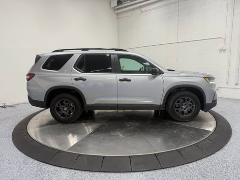 Used 2025 Honda Pilot TrailSport image 8