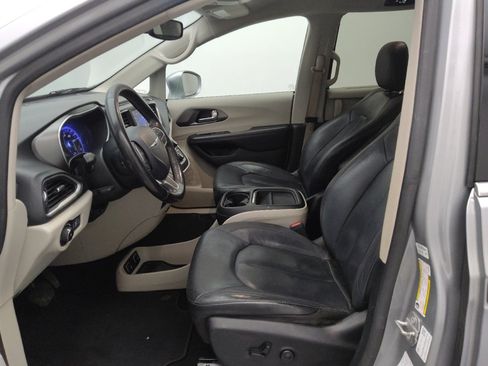 Used 2020 Chrysler Pacifica Touring-L image 17