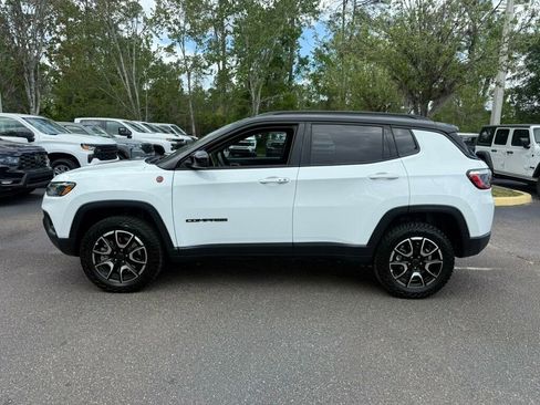 Used 2025 Jeep Compass Trailhawk image 2