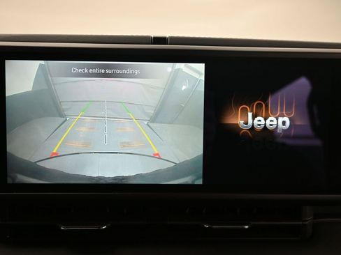 Used 2025 Jeep Wrangler Unlimited Rubicon w/ Convenience Group AWD/4WD image 20