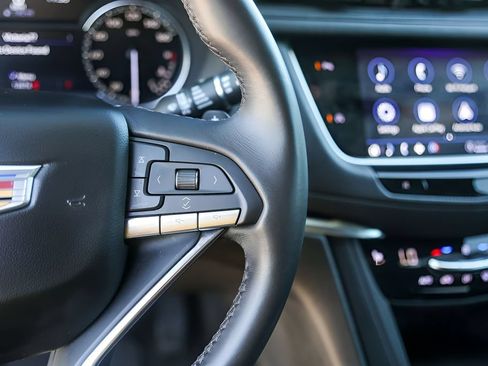 Used 2025 Cadillac XT6 Luxury FWD image 13