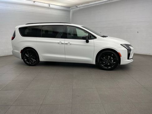 New 2027 Chrysler Pacifica Limited w/ S Appearance Package FWD image 2