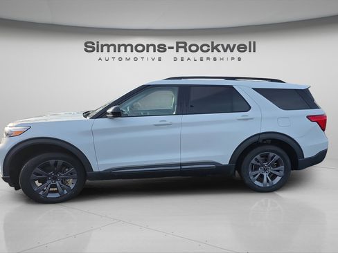 Used 2022 Ford Explorer XLT w/ Equipment Group 202A image 8