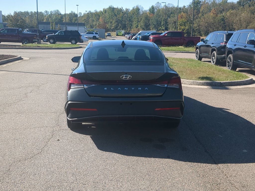 Used 2024 Hyundai Elantra SEL FWD image 4