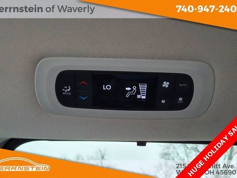 Used 2023 Chrysler Pacifica Touring-L image 12