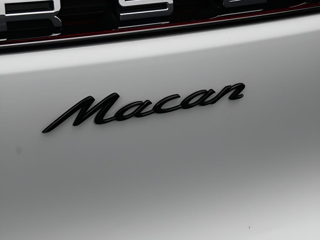 Certified 2026 Porsche Macan AWD/4WD image 9