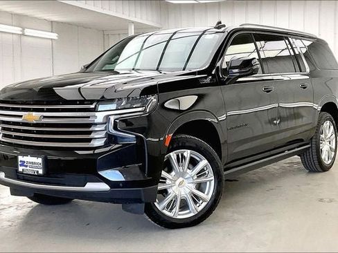 Used 2021 Chevrolet Suburban High Country w/ Premium Package AWD/4WD image 2