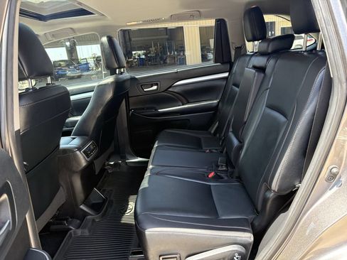 Used 2019 Toyota Highlander XLE FWD image 25