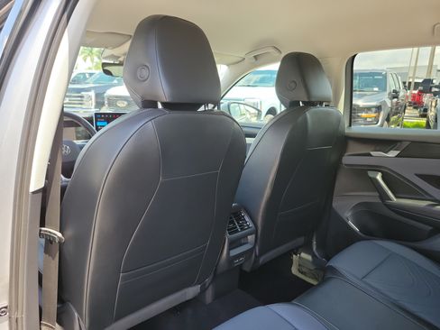 Used 2025 Volkswagen Tiguan SE FWD image 14