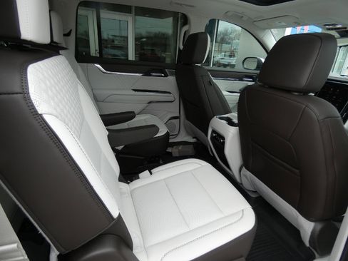 Used 2024 GMC Acadia Denali w/ Super Cruise Package image 17