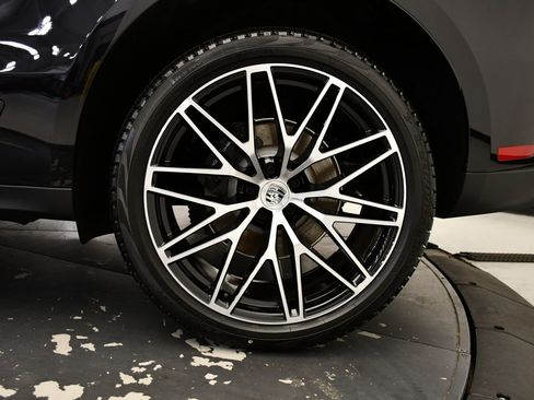 Certified 2025 Porsche Macan image 17