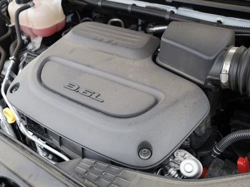 Used 2024 Chrysler Pacifica Touring-L image 8