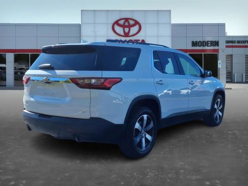 Used 2021 Chevrolet Traverse LT w/ LT Premium Package image 4