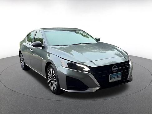 Used 2025 Nissan Altima 2.5 SV FWD image 3