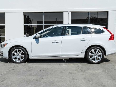 Used 2017 Volvo V60 T5 Premier w/ Convenience Package image 12