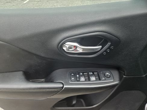 Used 2014 Jeep Cherokee Limited w/ Technology Group AWD/4WD image 9