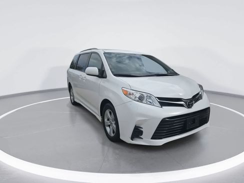 Used 2018 Toyota Sienna LE FWD image 2