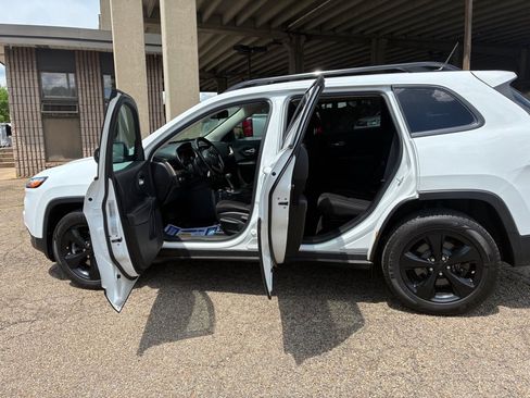 Used 2015 Jeep Cherokee Latitude w/ Cold Weather Group AWD/4WD image 15