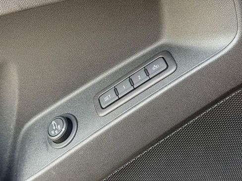 Used 2018 Chevrolet Equinox Premier FWD image 25