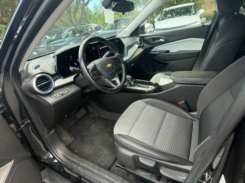 Used 2025 Chevrolet Trax LT w/ LT Convenience Package FWD image 5