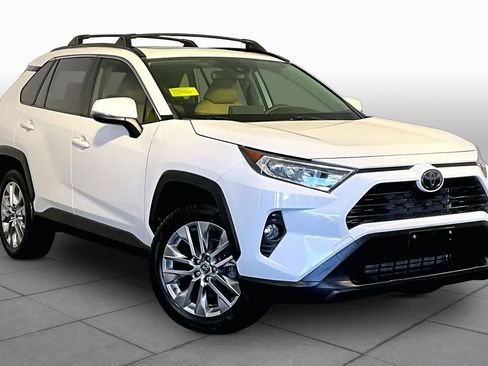 Used 2019 Toyota RAV4 XLE Premium AWD/4WD image 3
