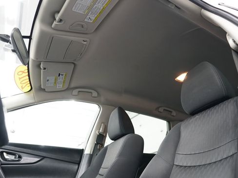 Used 2018 Nissan Rogue AWD image 36