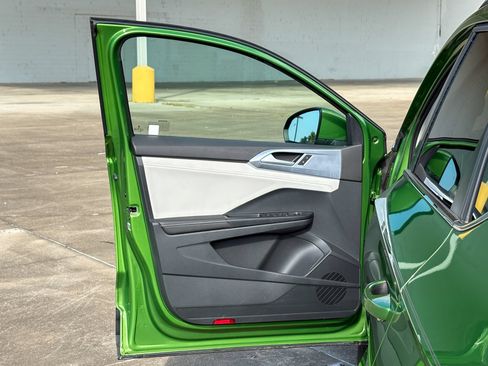Used 2025 Volkswagen Taos SE w/ Panoramic Sunroof Package AWD/4WD image 14