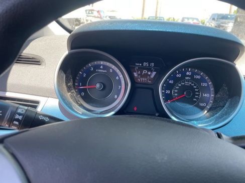 Used 2015 Hyundai Elantra SE image 16