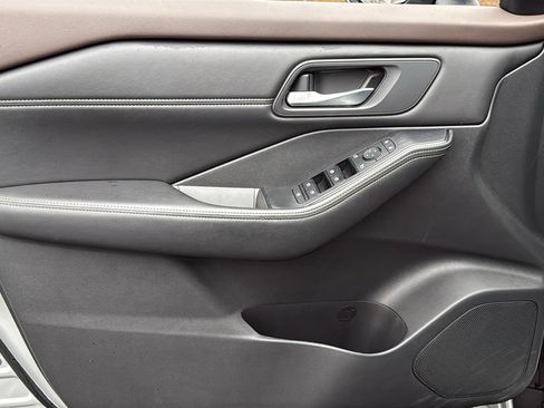 Certified 2022 Nissan Rogue SV w/ SV Premium Package image 6