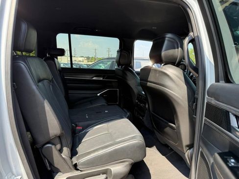 Used 2023 Jeep Wagoneer L Series II image 11