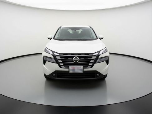 Used 2025 Nissan Rogue SV image 2