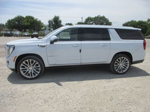 New 2026 GMC Yukon XL Denali w/ Denali Reserve Package AWD/4WD image 7