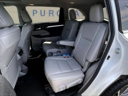 Used 2017 Toyota Highlander XLE w/ Carpet Mat Package AWD/4WD image 23
