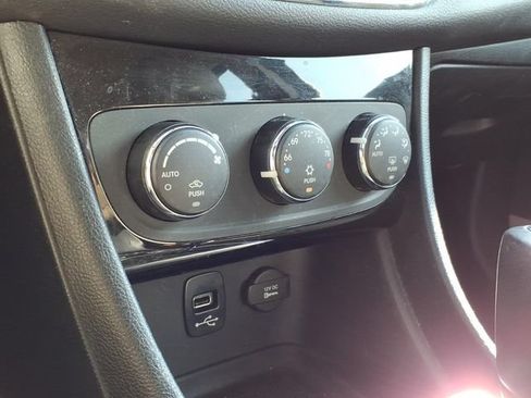 Used 2011 Chrysler 200 Limited FWD image 21