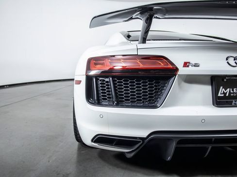 Used 2018 Audi R8 V10 w/ Premium Package RWD image 17