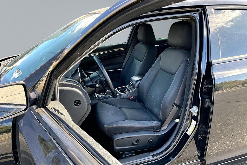 Used 2019 Chrysler 300 Touring w/ Sport Appearance Package RWD image 3