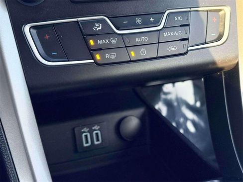 Used 2020 Ford Fusion SE image 22