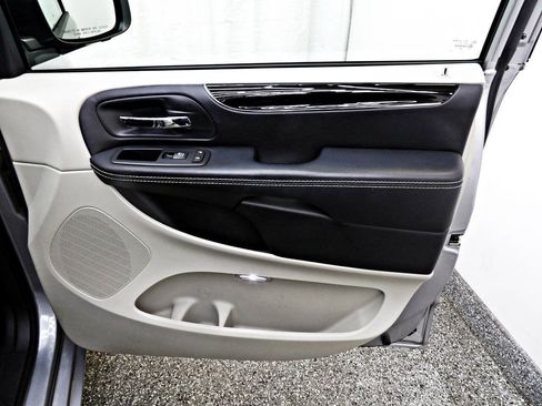 Used 2016 Dodge Grand Caravan SE FWD image 11