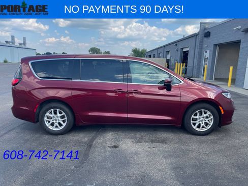 Used 2023 Chrysler Pacifica Touring-L FWD image 10