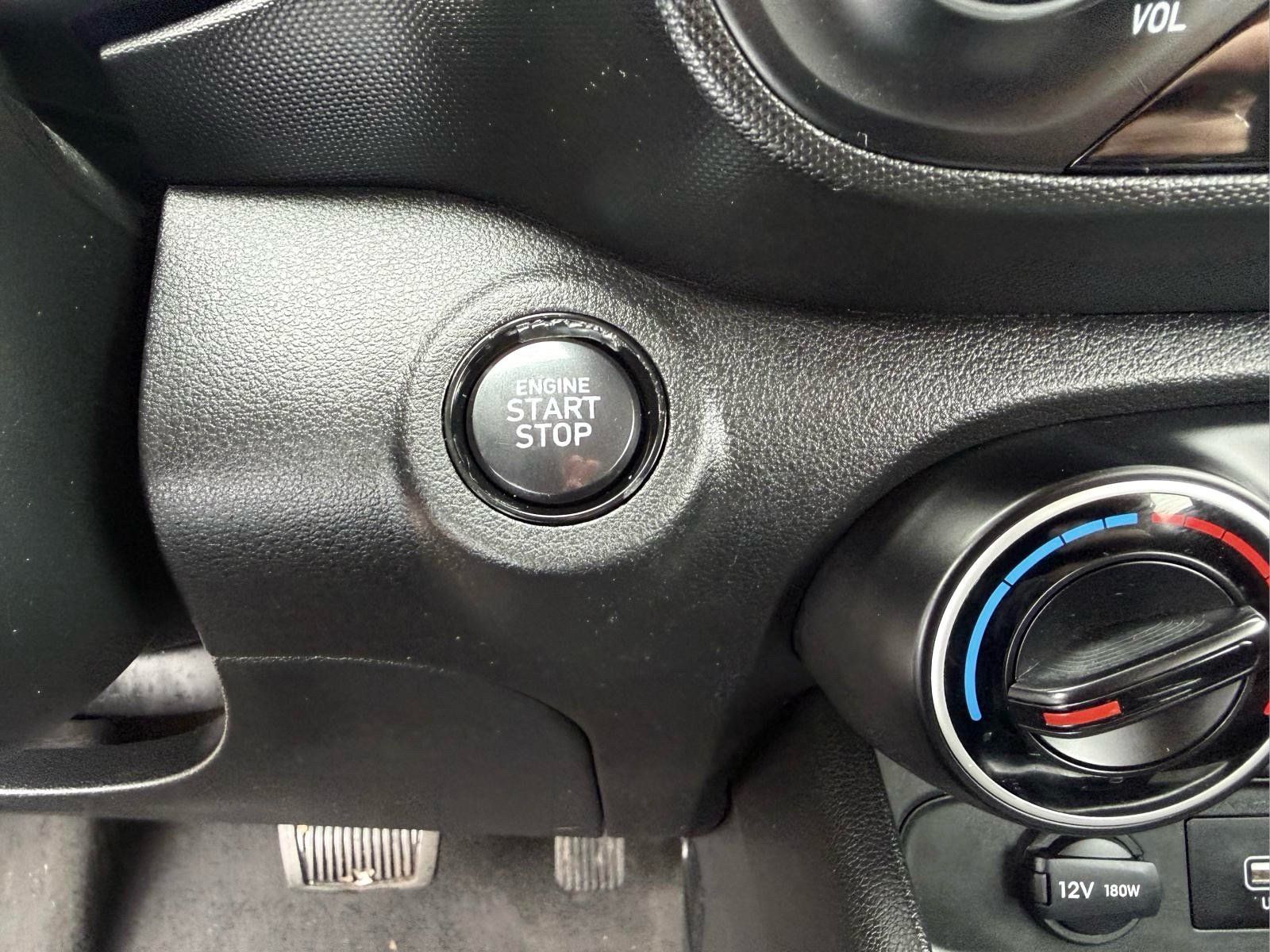 Used 2021 Hyundai Venue FWD image 23