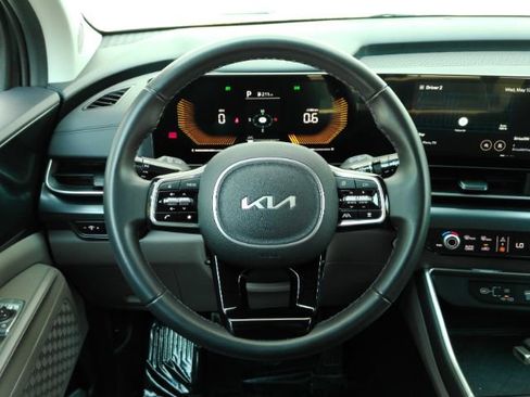 Used 2025 Kia Carnival FWD image 37