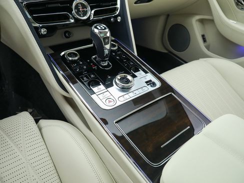 Used 2022 Bentley Flying Spur Plug-In Hybrid AWD/4WD image 30