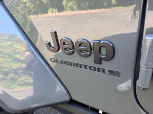 Used 2023 Jeep Gladiator Sport AWD/4WD image 12