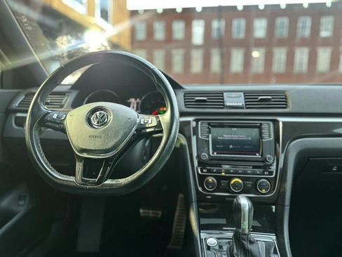 Used 2018 Volkswagen Passat 3.6 FWD image 16