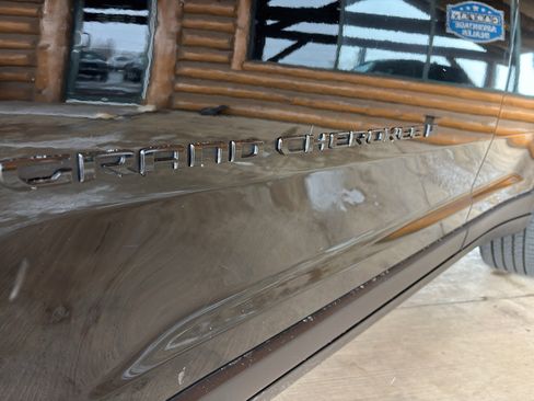 Used 2024 Jeep Grand Cherokee Altitude image 3