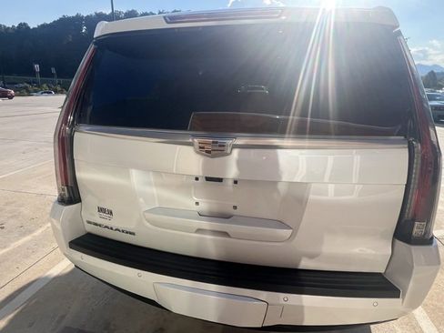 Used 2019 Cadillac Escalade ESV Premium Luxury image 4